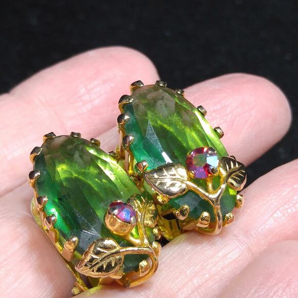Kramer Austria Green Clip Earrings, Gold Plated, 1950s Vintage Jewelry - Picture 8 of 10